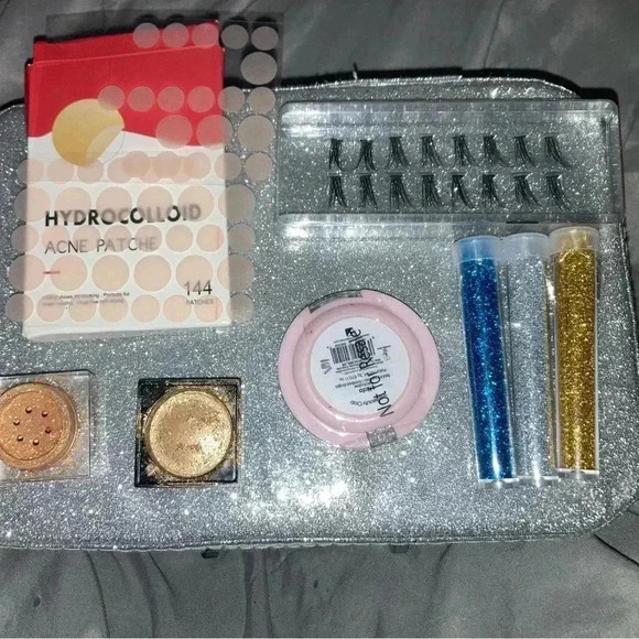 Glam makeup set 🤍😩 - Picture 3 of 6